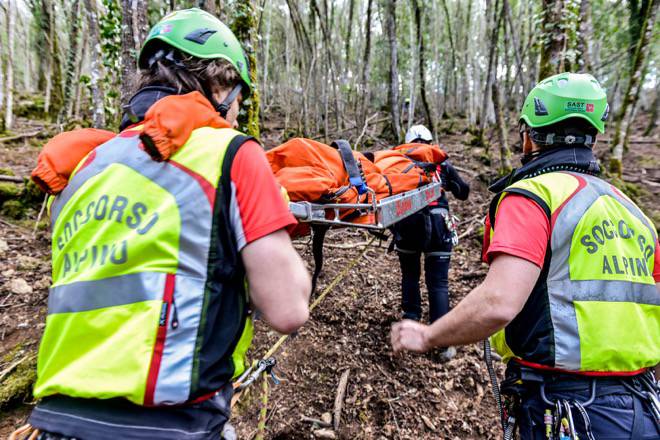 Cade di bici in un sentiero: ferito un ragazzo di 21 anni. Recupero in corso