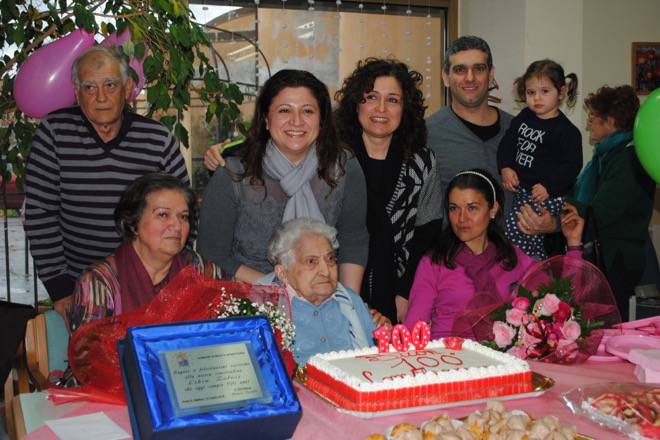 Nonna Libia compie 100 anni e il sindaco la va a trovare con un mazzo di fiori