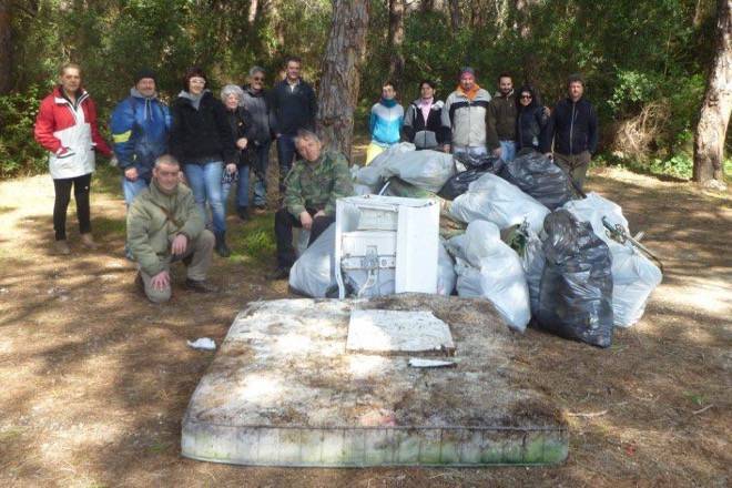 Materassi, copertoni, lavatrici: “blitz pulitivo” nella pineta di Marina e Principina