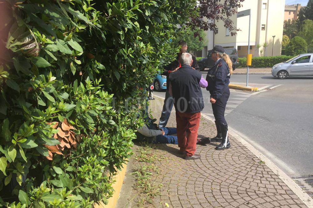 Incidente in città: scontro tra auto e bici. Ferito un uomo