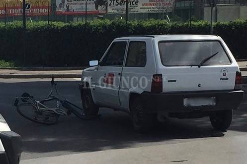 Incidente alla rotatoria: scontro tra una bici e un’auto del Comune. Ferita una donna