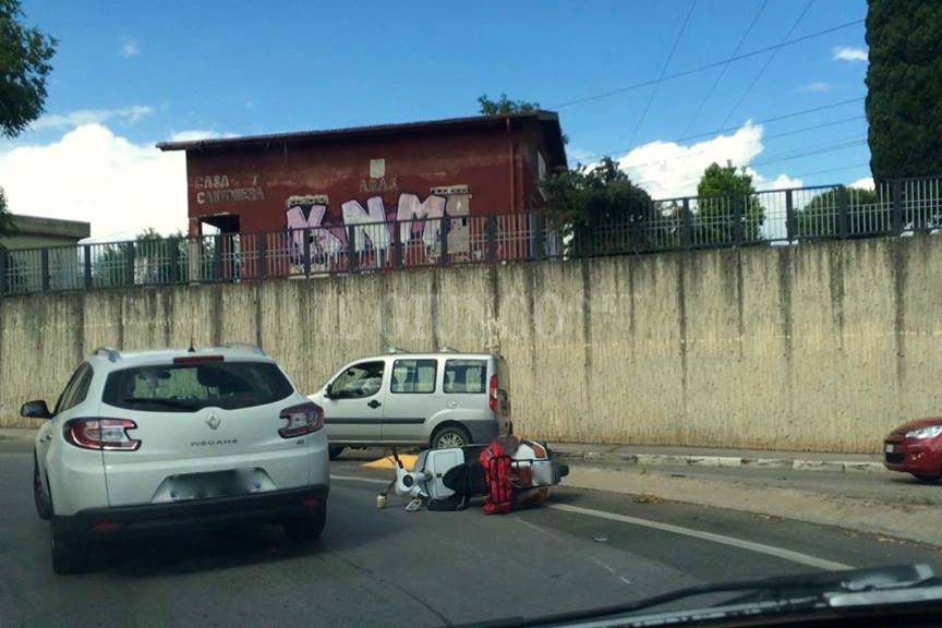 Incidente in città: cadono con la Vespa. Coppia resta ferita