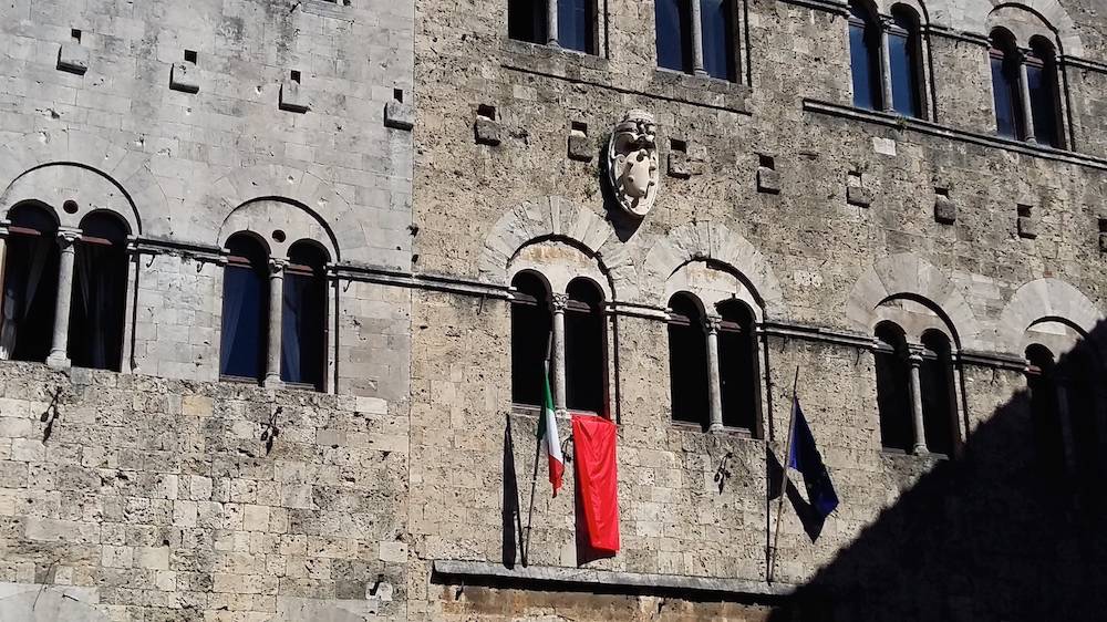 Un drappo rosso alle finestre del municipio: Massa contro la violenza sulle donne