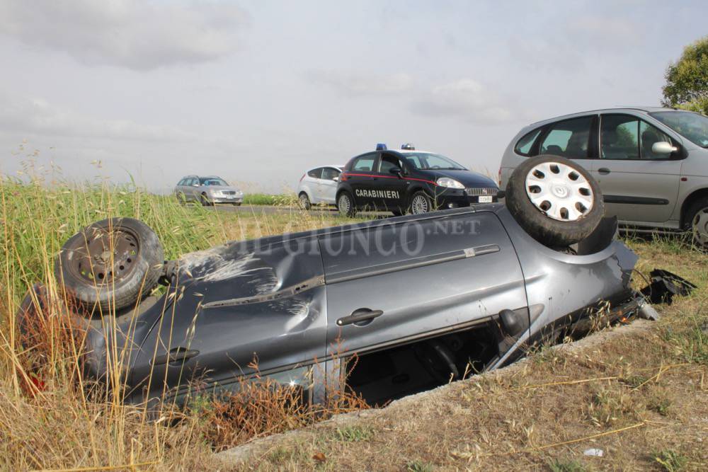 Incidente alle porte della città: auto si ribalta nella fossa. Ferito un uomo