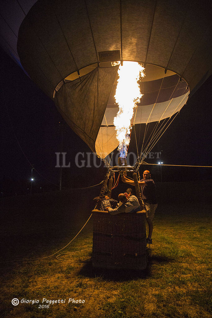 Mongolfiera di notte