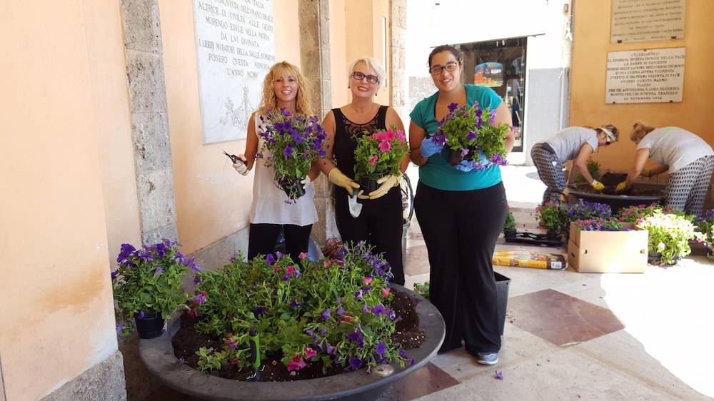 Fiori in municipio: li piantano le consigliere di maggioranza