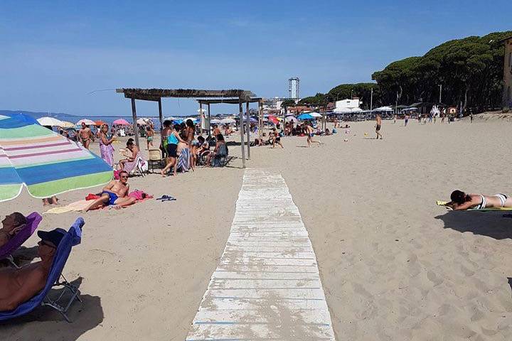 Passerelle per disabili, acqua potabile alla bau beach, e docce: nuovi servizi alla spiaggia libera