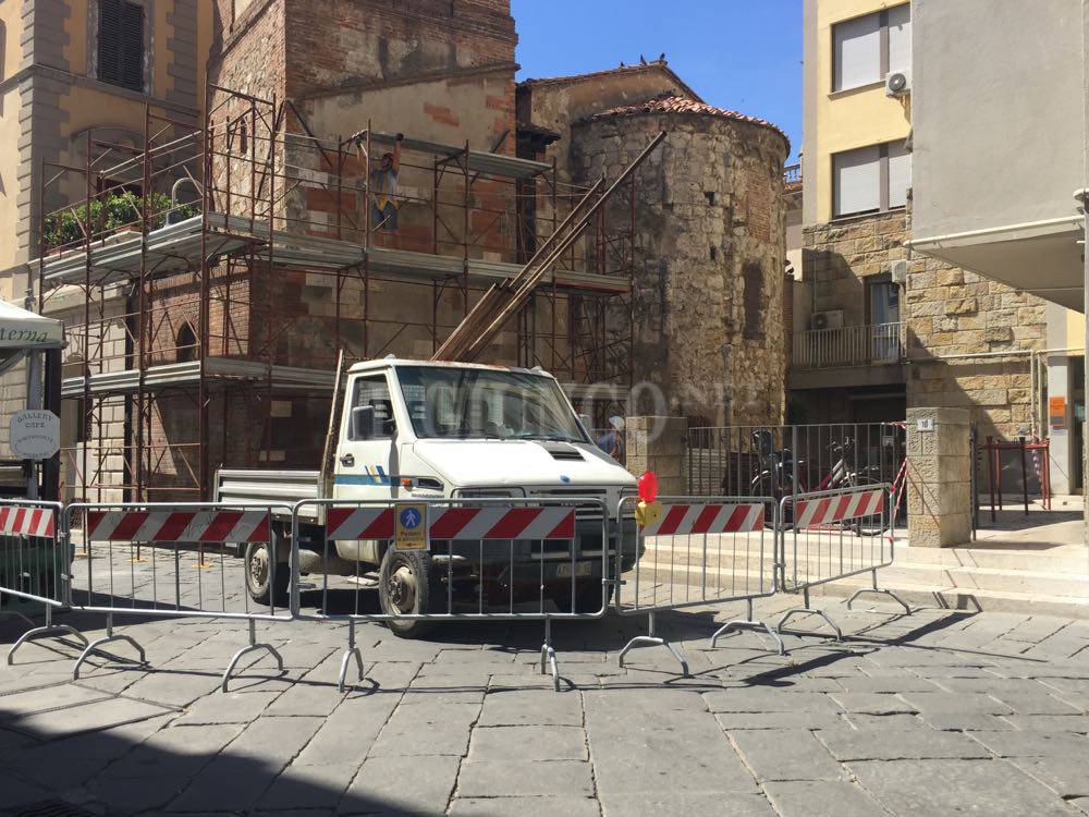 Chiesa di san Pietro: al via la messa in sicurezza dopo la caduta di laterizi dal campanile