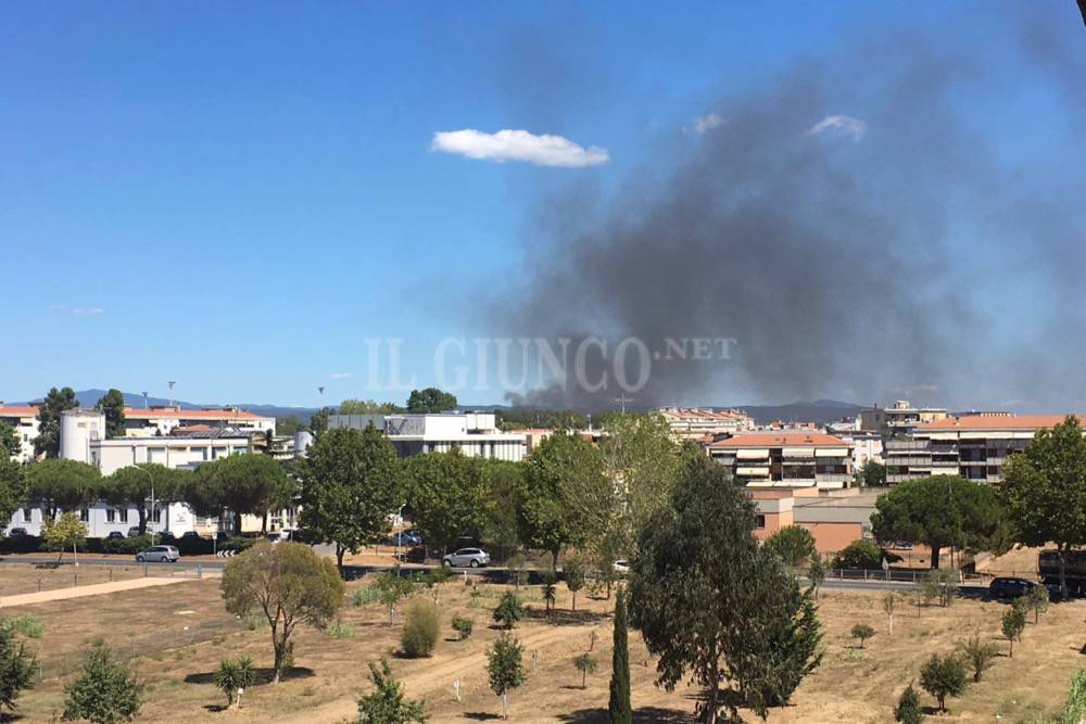 Incendio alle porte della città: a Follonica Vigili del fuoco al lavoro