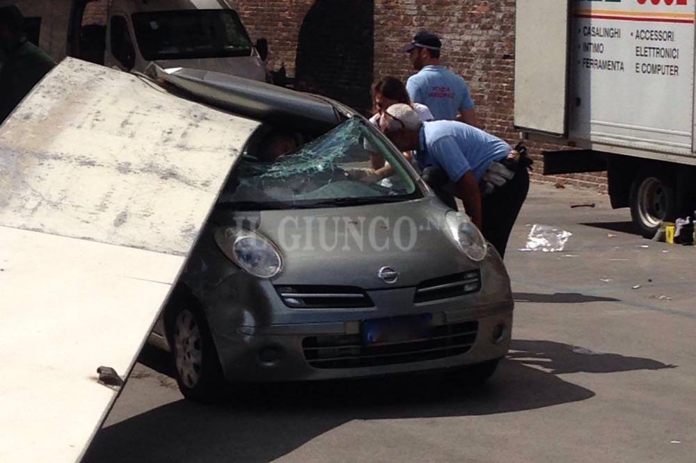 Auto sbanda e finisce contro i banchi del mercato. Paura tra la gente. Due feriti