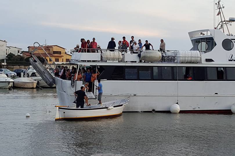 Motonave si incaglia nelle catenarie: le barche fanno la spola per scendere i turisti