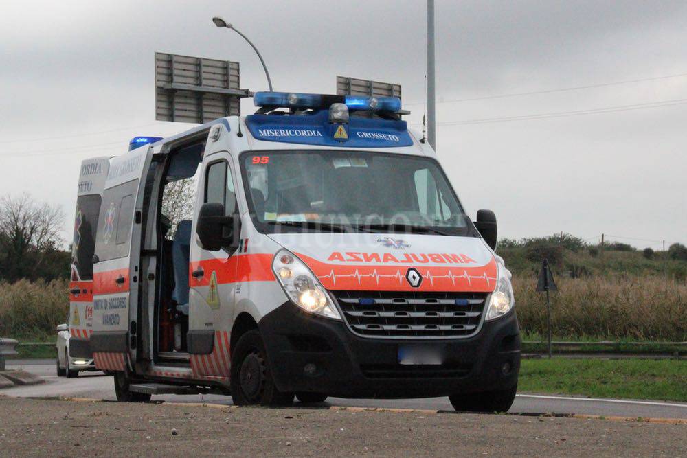 Incidente stradale: auto si schianta contro un albero. Grave un uomo trasferito a Siena