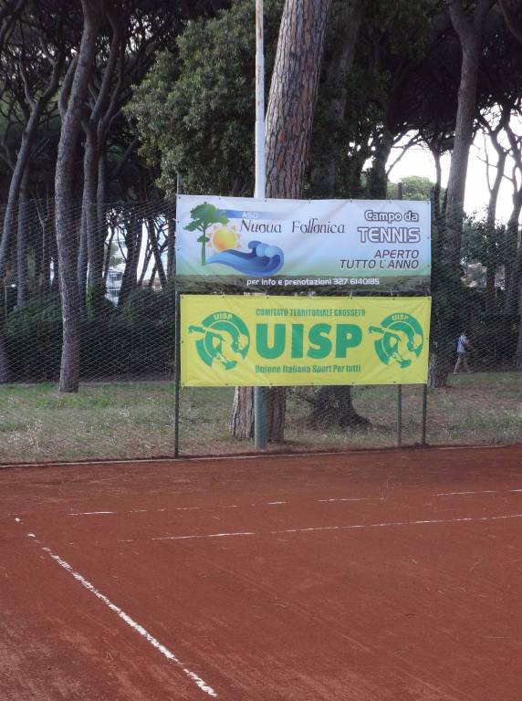 Tennis in pineta, è festa a Follonica con i genitori in campo e i figli sugli spalti