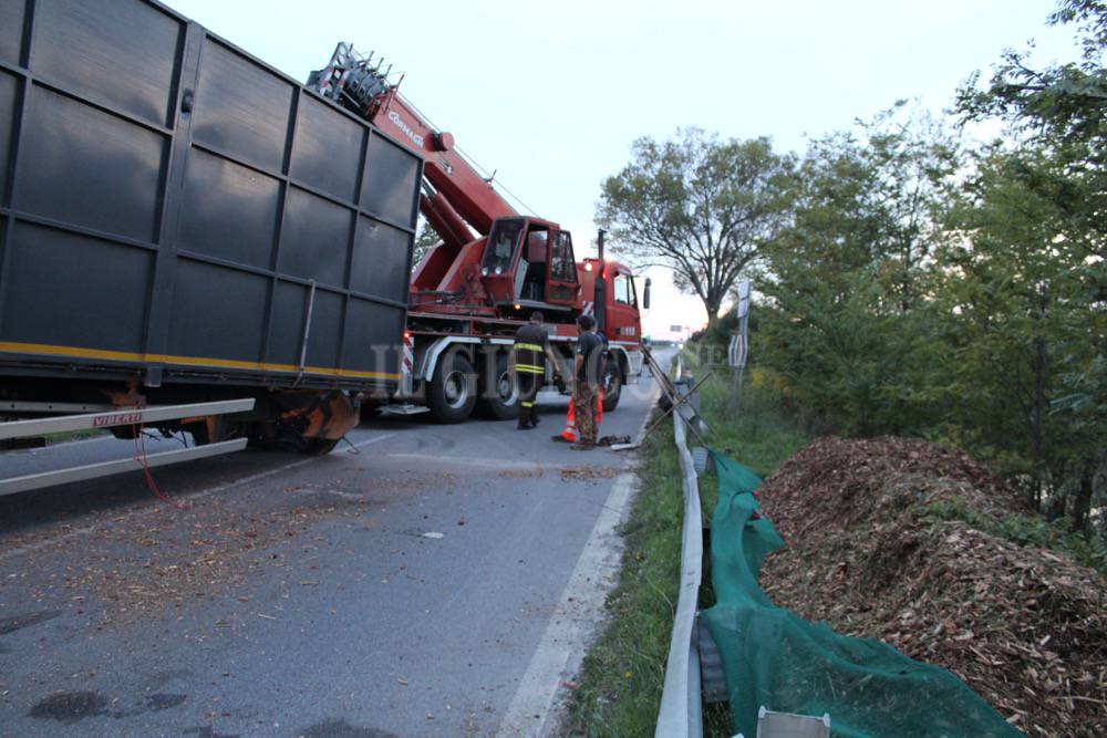 Tir cippato si ribalta