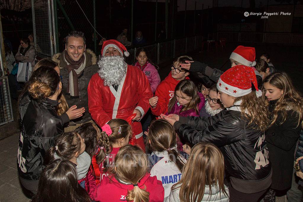 Festa di Natale sui pattini: acceso l’albero alla pista di Bagno