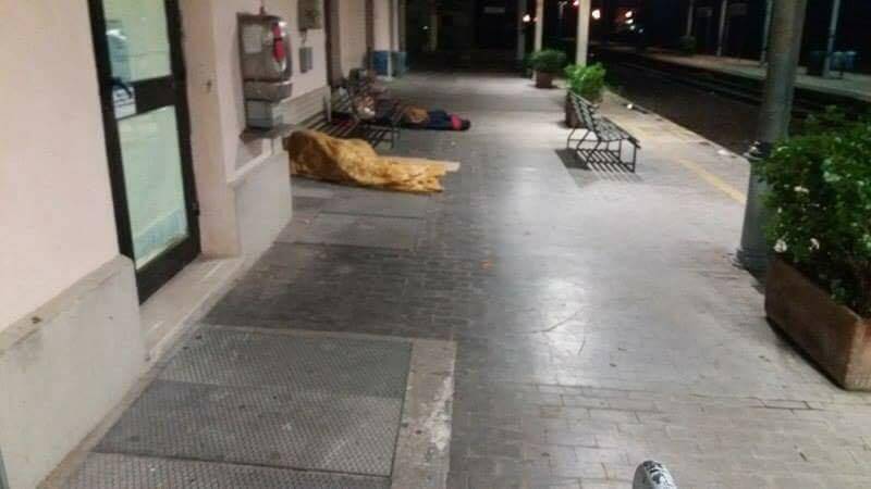 Senza tetto dormono alla stazione, e il Comune stanzia 18 mila euro per il dormitorio