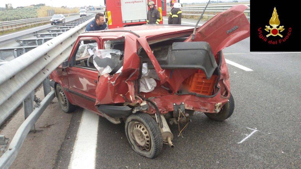 Incidente sulla superstrada: traffico interrotto. Due persone estratte dalle lamiere