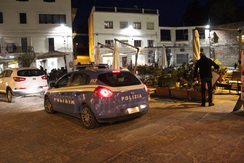 Mala movida: mille persone controllate. 72 agenti e tre cani a pattugliare il centro