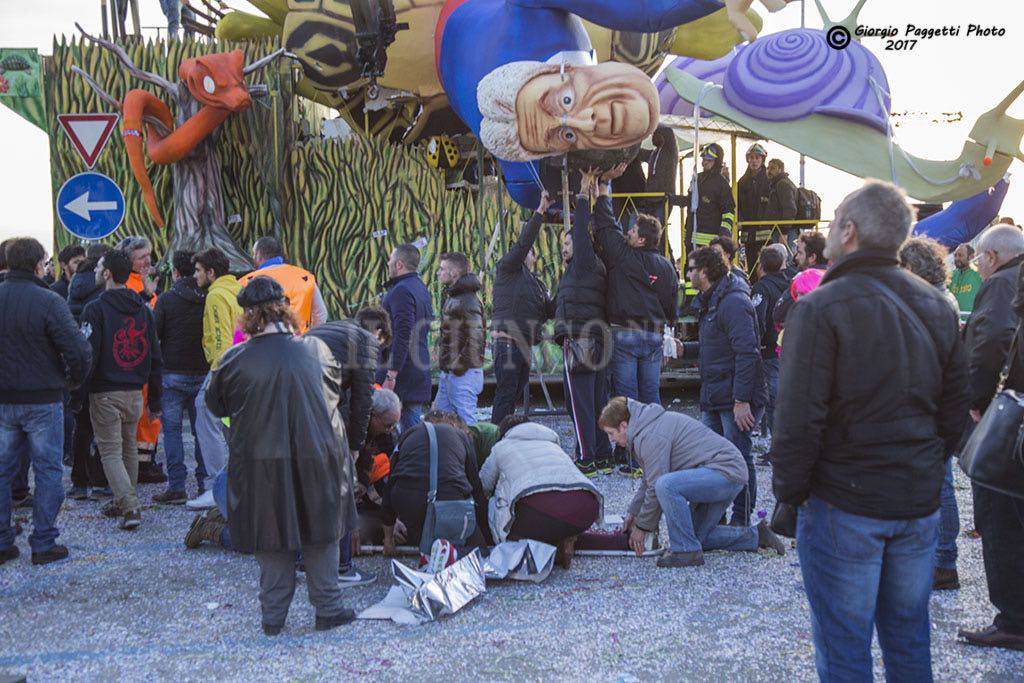 Incidente al Carnevale: sta meglio il carrista colpito dal mascherone