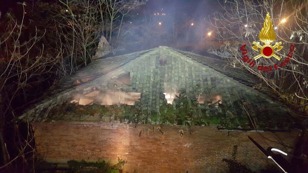 Inferno a Follonica: le fiamme distruggono tutto, crolla il tetto