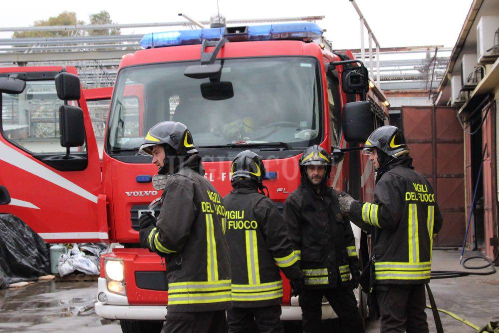 Incendio al Centro piscine: le telecamere riprendono il piromane che appicca il fuoco