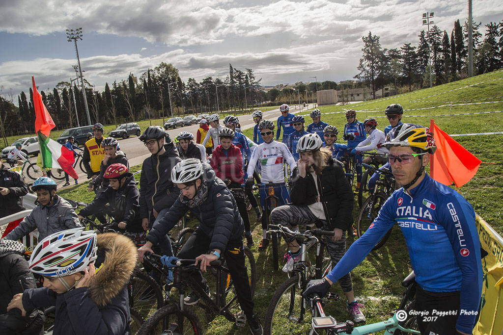 Gli azzurri della mountain bike incontrano gli studenti: festa e sorrisi per tutti