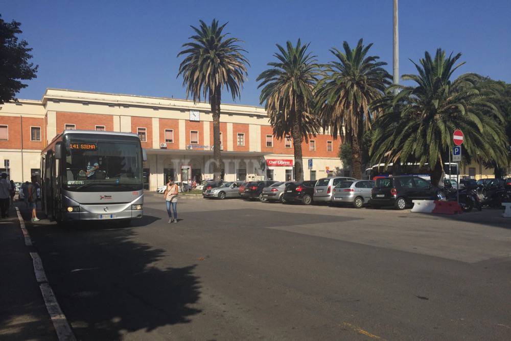 Si sente male davanti alla stazione, i primi a soccorrerla sono i passanti