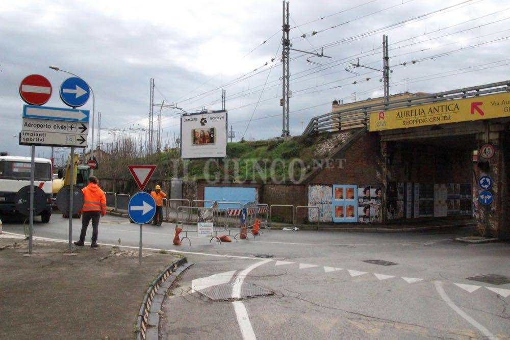 Si apre una voragine in città: chiusa la strada. Traffico rallentato