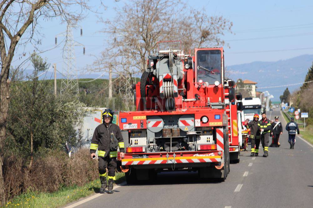 Camion ribaltato a Braccagni marzo 2017