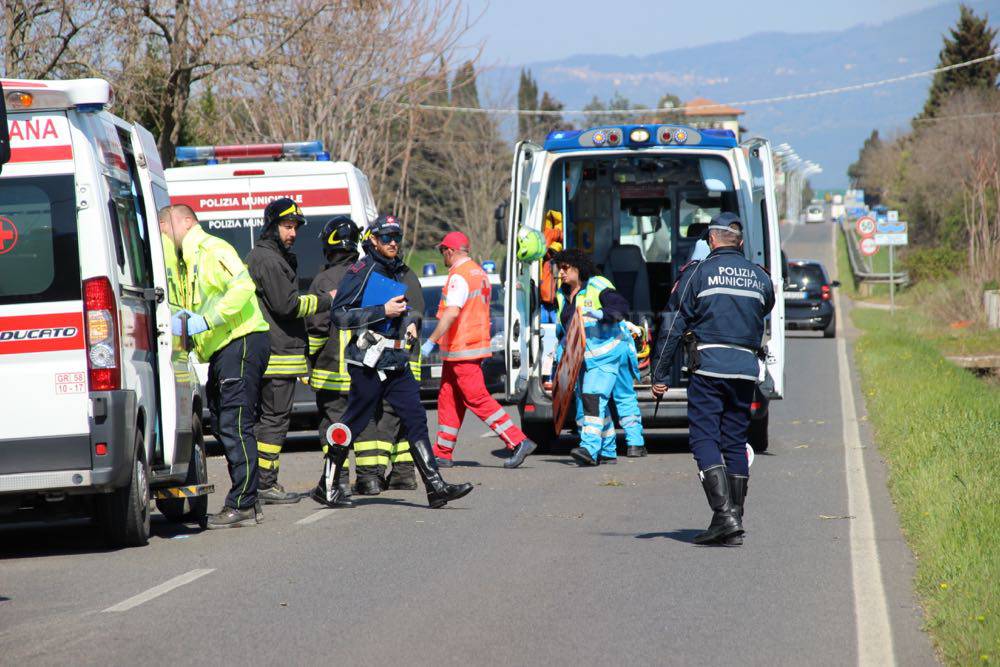 Incidente stradale: camion si ribalta ed esce di strada. Autista ferito incastrato nella cabina