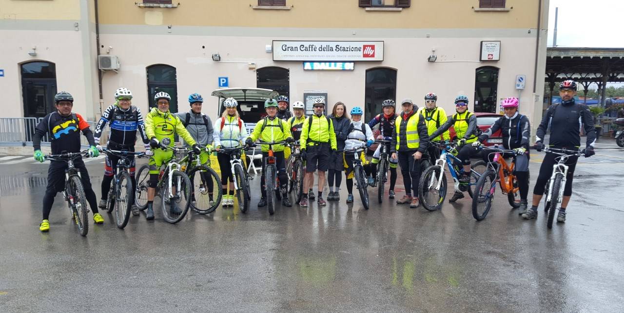 Ferrovie Dimenticate, in 15 sfidano la pioggia con l’escursione di Uisp e Fiab