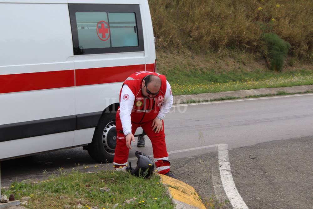 Uomo trovato morto sul ciglio della strada con il motorino