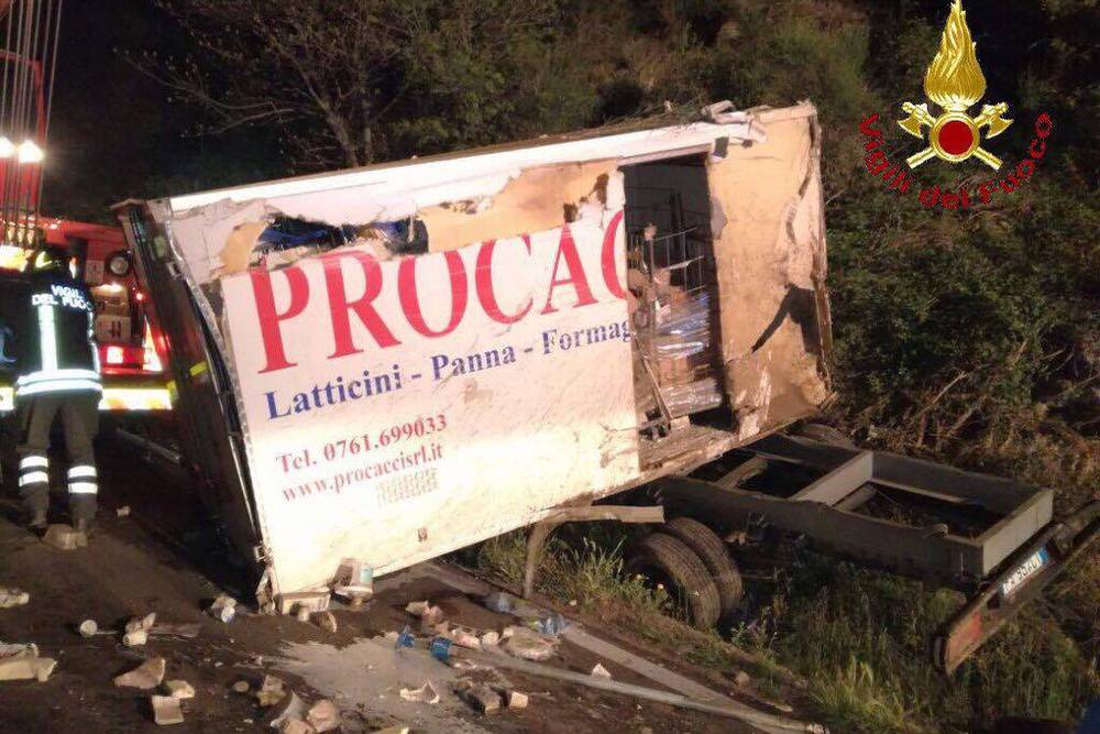 Camioncino del latte esce di strada nella notte: il carico sparso sull’Aurelia