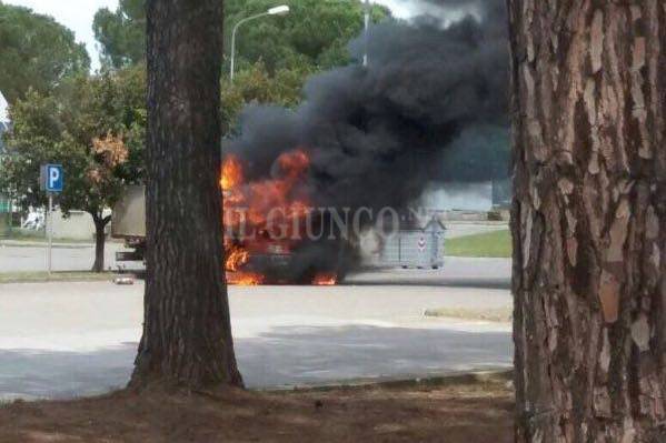 Camion a fuoco maggio 2017