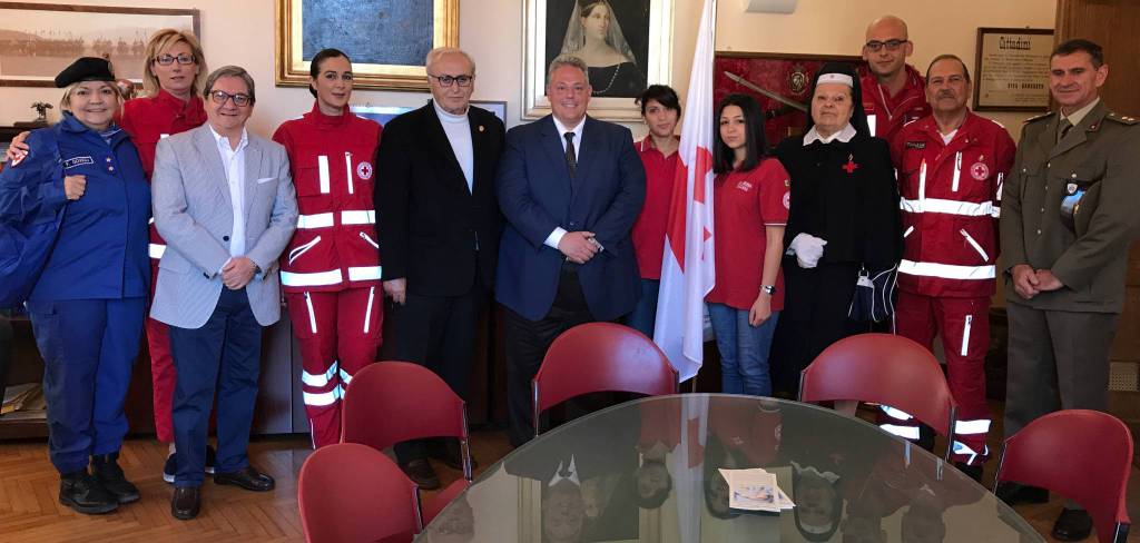 Il sindaco Antonfrancesco Vivarelli Colonna riceve la bandiera della Croce Rossa Italiana