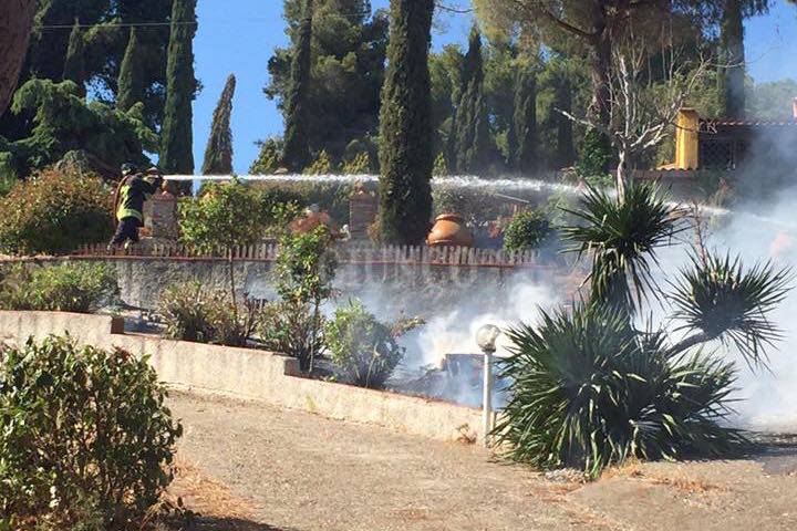 Le fiamme minacciano le case: Vigili del fuoco all’opera da più di un’ora