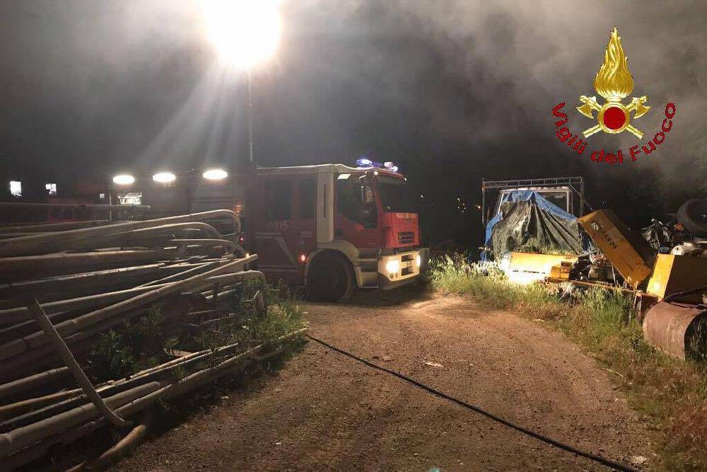 Incendio in corso a Grosseto: le fiamme lambiscono un’azienda. Vigili del fuoco all’opera