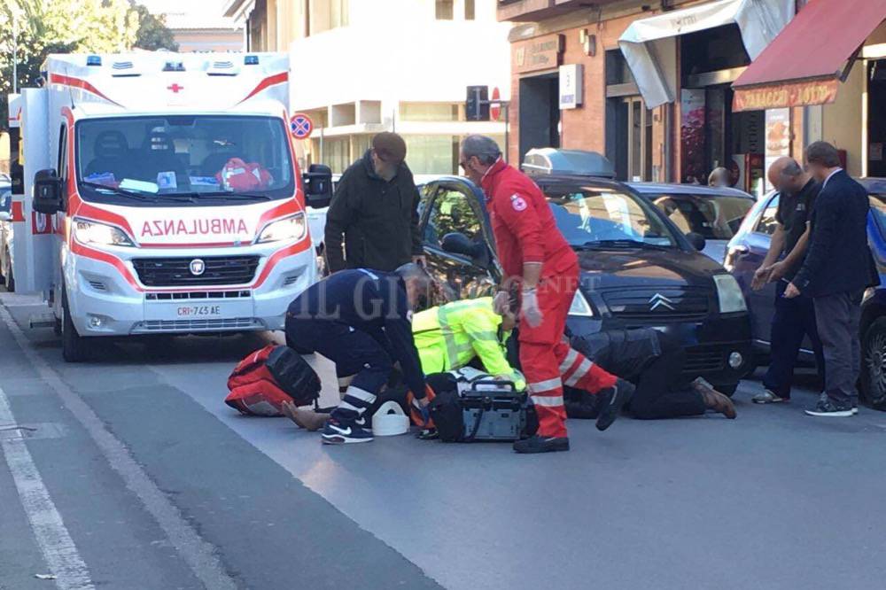 Investita in centro mentre attraversa la strada: trasferita in ospedale