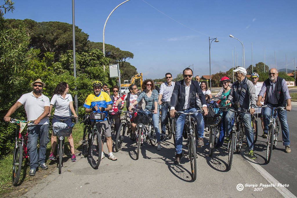 Inaugurata con una pedalata la pista ciclabile che collega Follonica e Scarlino