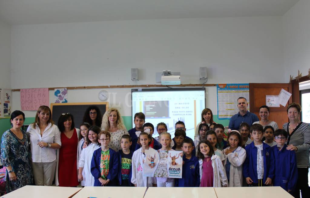 Una nuova lavagna multimediale per la scuola: è il dono di Acqua Village