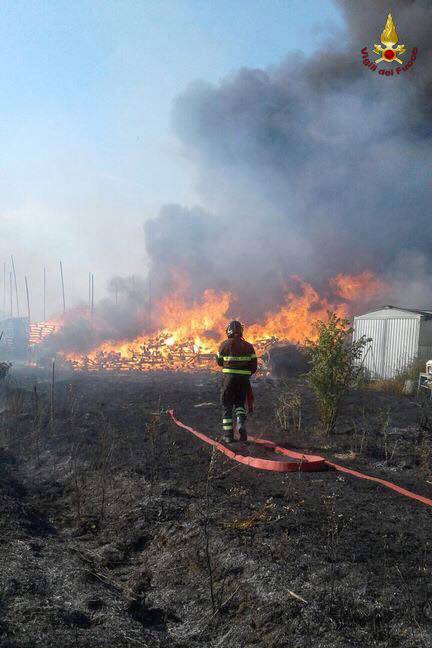 Continua l’emergenza incendi: vigili impegnati anche di notte. Stamani a fuoco rotoballe