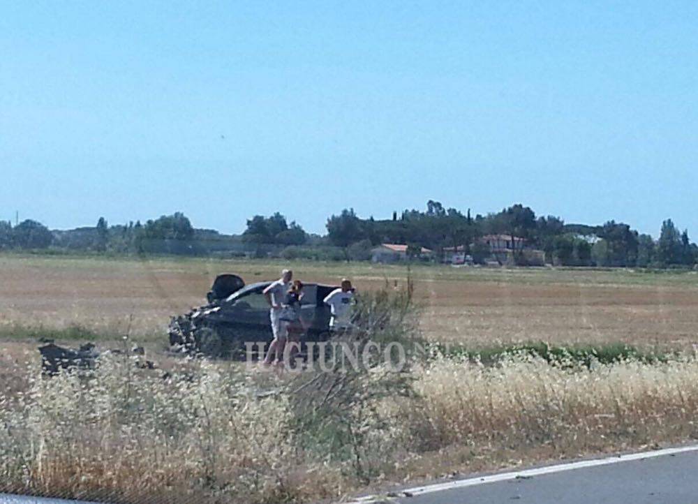 Perde il controllo dell’auto e finisce nel campo coltivato