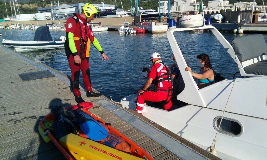 Salvataggio in mare: la Croce rossa raggiunge a nuoto due ragazze bloccate sulla scogliera