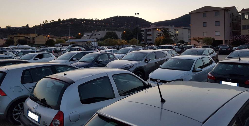 «Intrappolati fino a notte fonda con l’auto per i parcheggi selvaggi. Ma i vigili urbani non sono intervenuti»