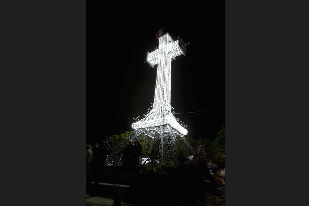 La croce del Monte Amiata si veste di luce: 30 mila lampadine si vedranno a 70 chilometri di distanza