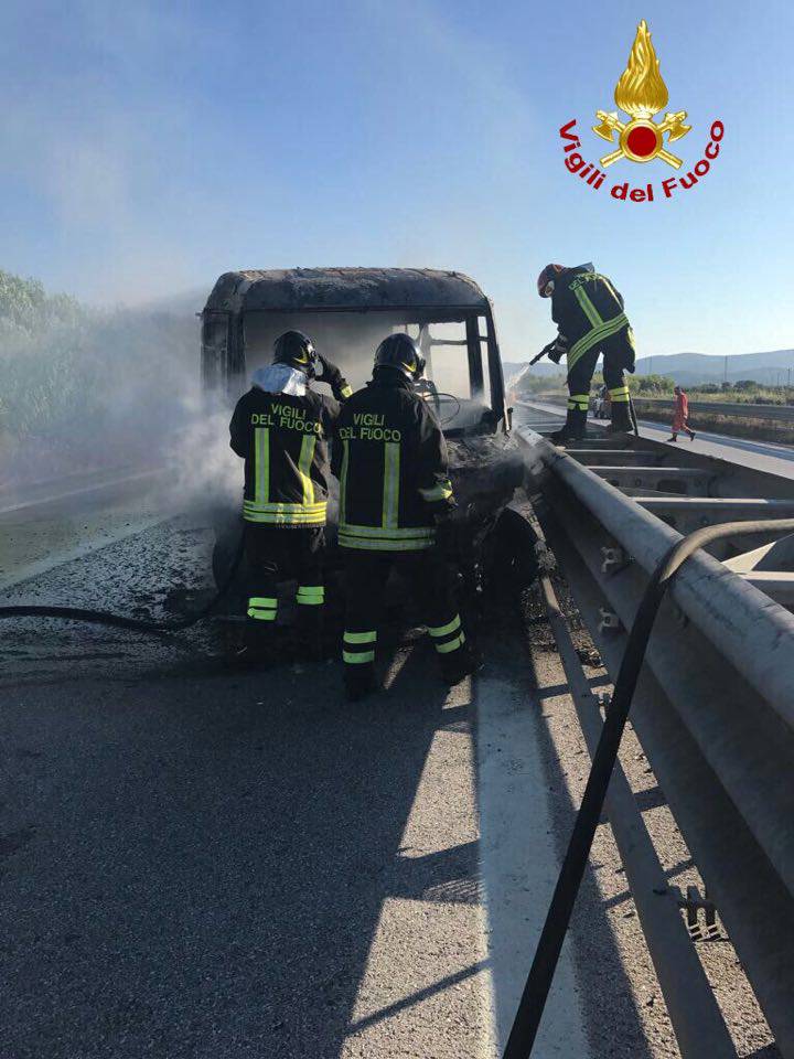 Incendio autobus Venturina vvf