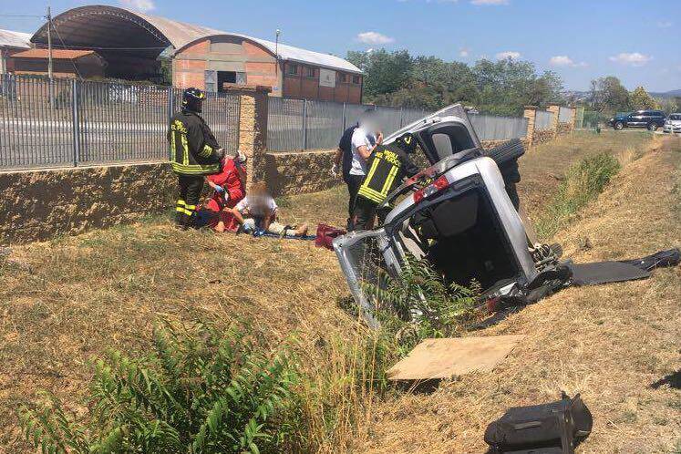 Auto esce di strada: marito e moglie incastrati tra le lamiere