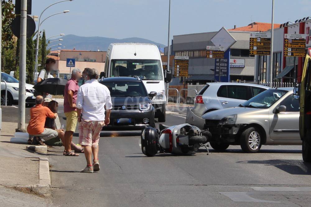 Incidente in città: auto contro scooter. Una persona ferita