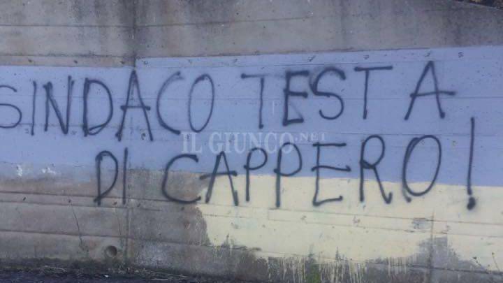 La protesta dei capperi: il Comune li taglia, la gente si ribella