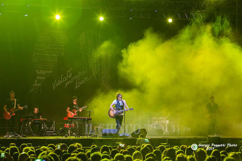 Al Follonica Summer Festival Ermal Meta dà spettacolo. TUTTE LE FOTO del live